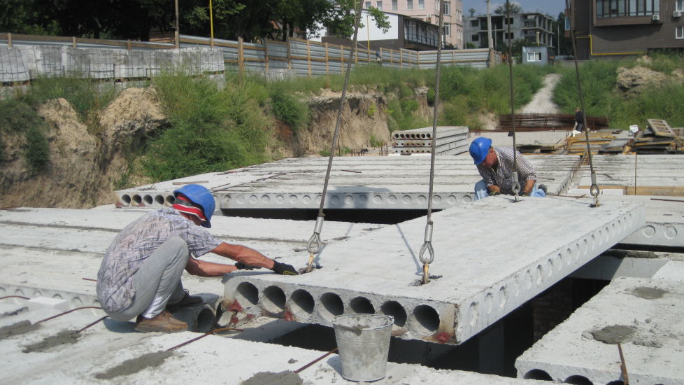 Відновлення будівництва Атмосфери! Завершуємо перекриття готових поверхів та заливаємо армопояс 1-ї секції бетоном.